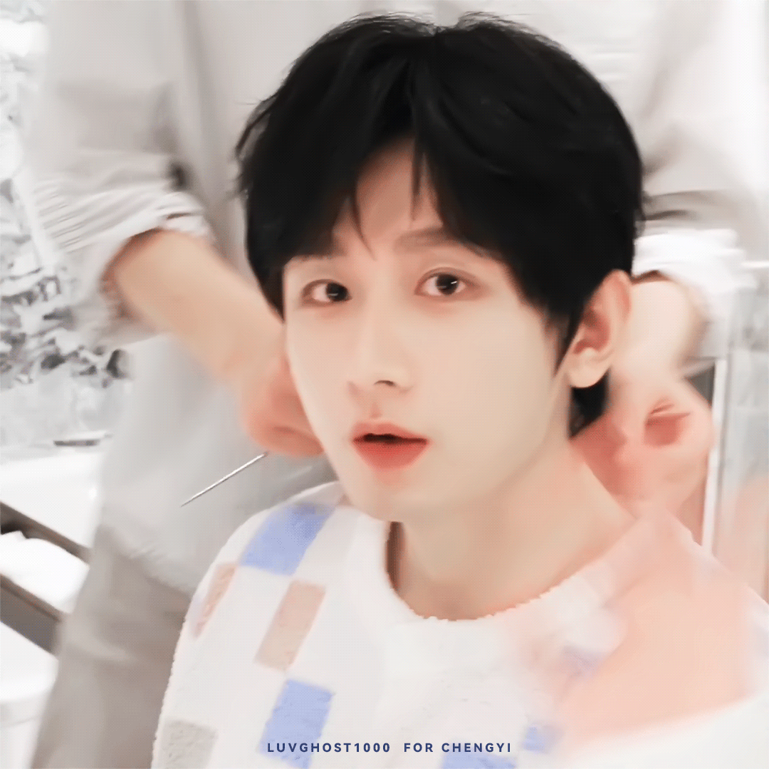 咋这萌🥹好乖一只咪 