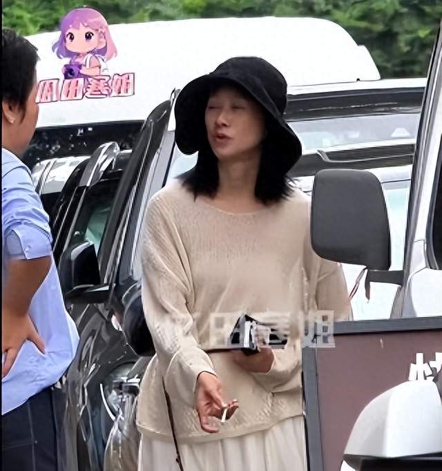 倪虹洁街头跟朋友聊天！穿长裙遮不住性感身材，烟头未灭随手乱扔