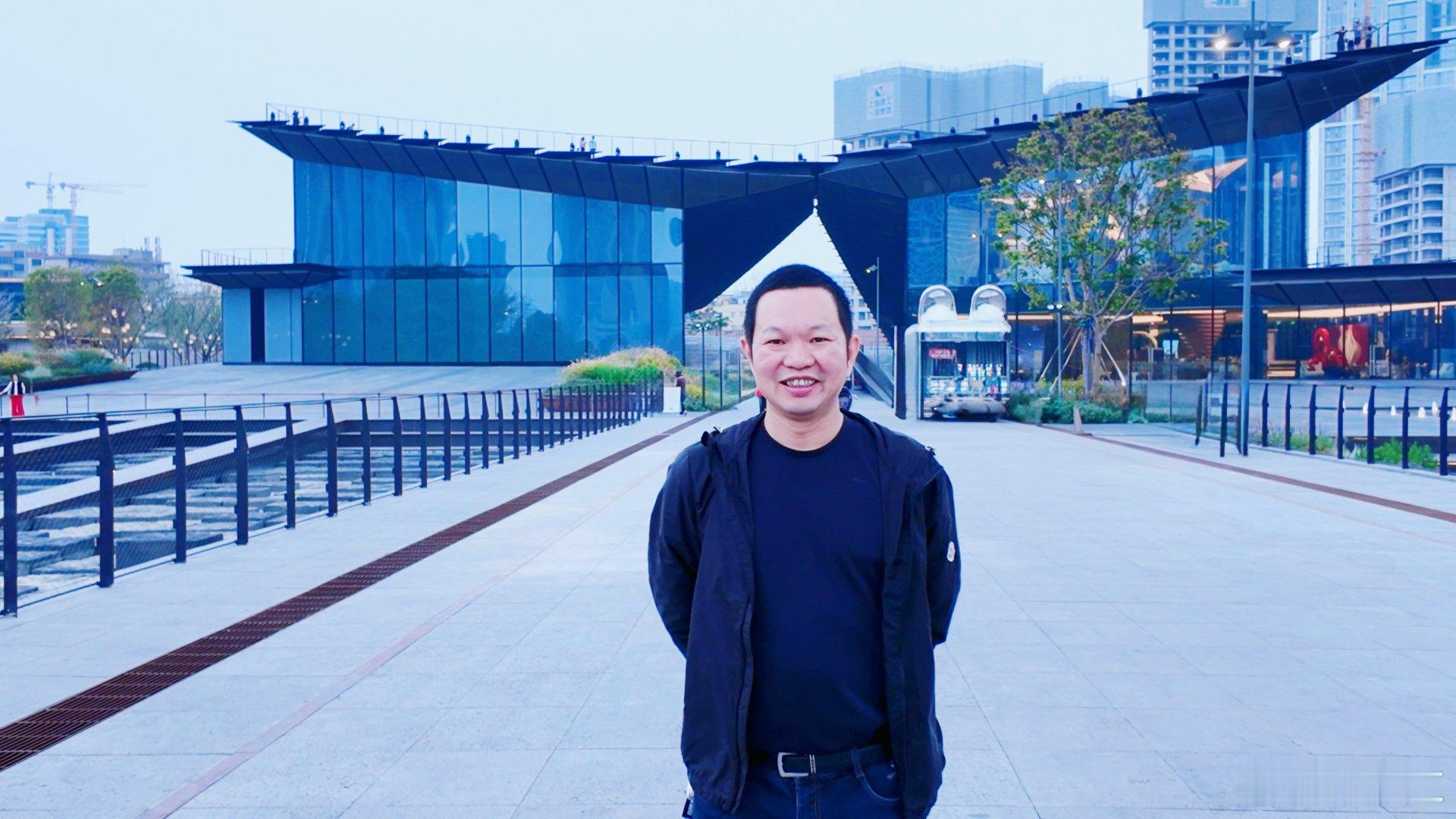 晨光吻醒窗台，咖啡氤氲着暖意，新的一天悄然开启。别让昨日的疲惫绊住脚步，别让未来