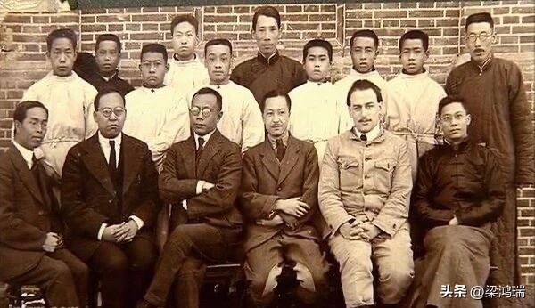 这张照片拍摄于1911年，地点在中国哈尔滨，是伍连德博士与参与扑灭东北鼠疫的防疫