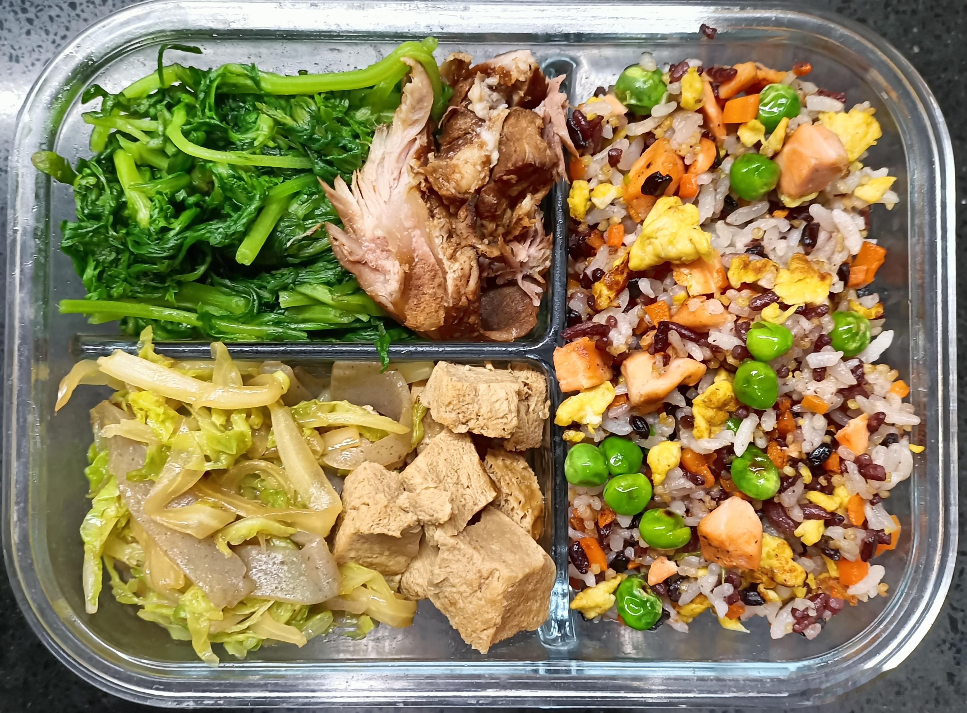 #儿子的午餐##这个问题吃什么# 胡萝卜鲜豌豆三文鱼蛋炒杂粮米饭，白菜魔芋丝，扇