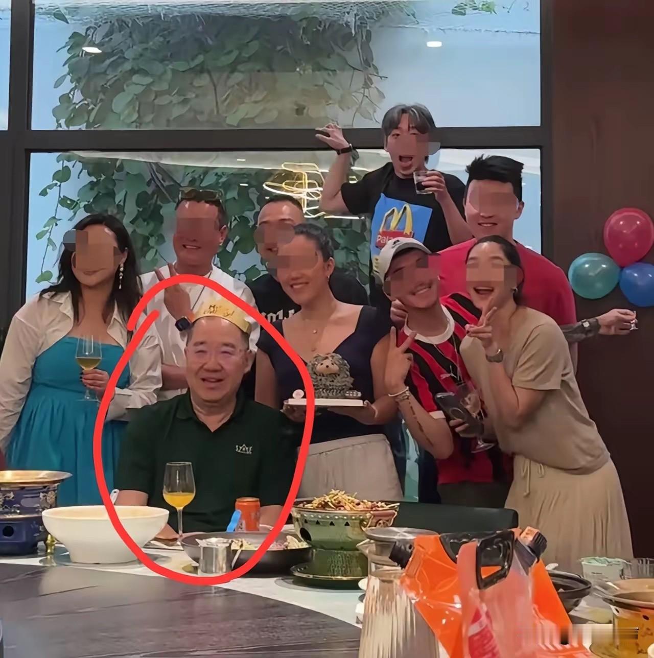 导演英达66岁庆生，场面摆得相当热闹，满满当当坐了一整桌宾客来捧场，可眼尖的网友