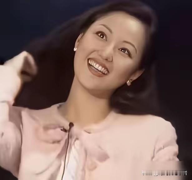 章小蕙真的不显老，62岁了，章小蕙曾经被称为香港妖女，一己之力败光2大亿万富豪。