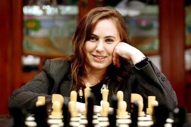 毛焦耳将提名棋后波尔加为下任总统，现任总统舒尤克已同意提前卸任！

👑 棋后波