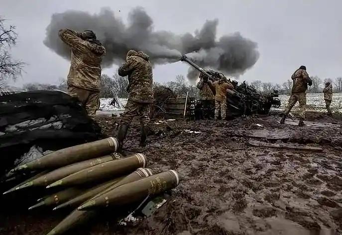 俄军明明快扛不住了，为什么还死磕进攻？太窝囊了
 
俄乌冲突打到现在，俄军吃力到