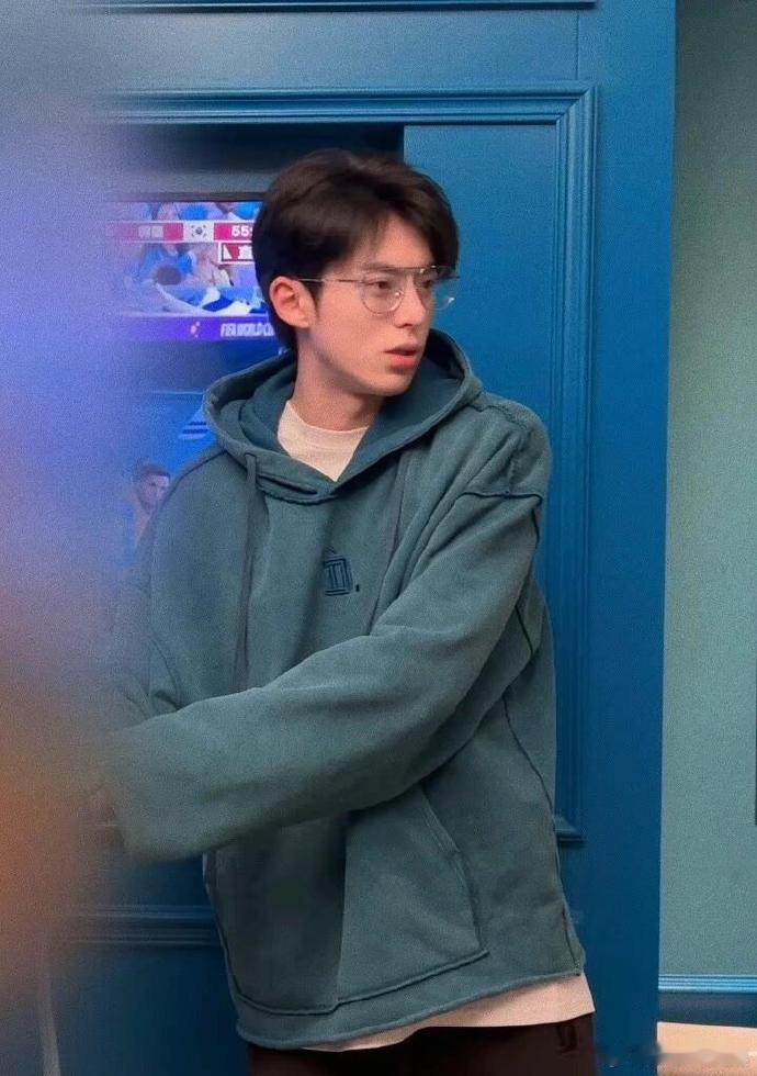 王鹤棣这张完全男友照来的王鹤棣想对2025说的话 谁家的校园男神来了？在阿乐云展