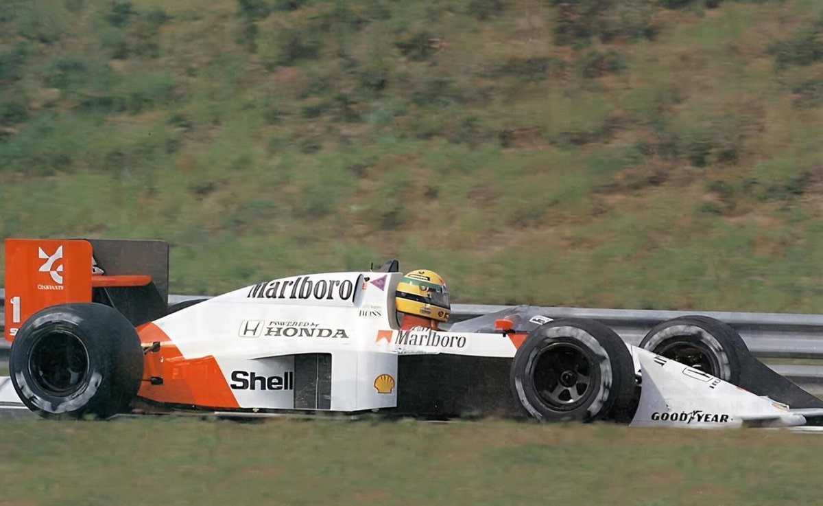 F11989年，迈凯伦曾经打造出MP4/5实验版赛车，塞纳在亨格罗林对此进行测试