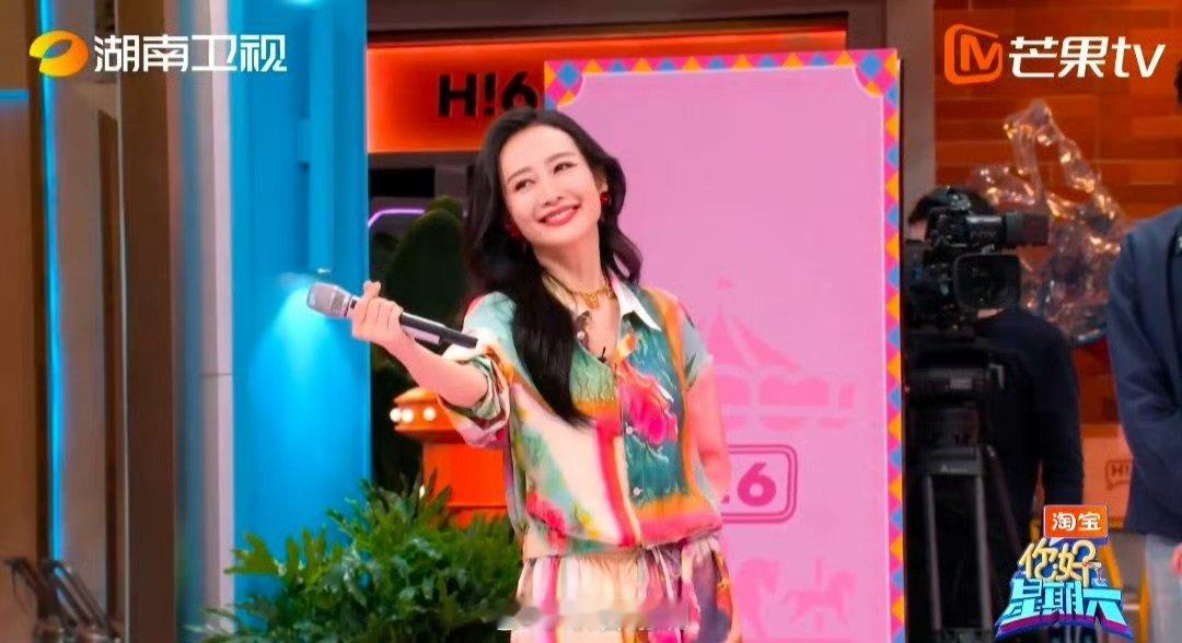 王鸥cha了QQ爱你好星期六 甜妹属性藏不住了，王鸥跳QQ爱也太灵动了 