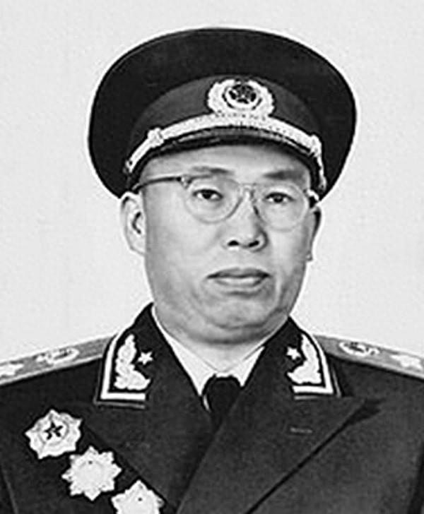 带着厚重大礼主动投身红军，他被彭老总亲自接见，授衔时罗帅为何难以抉择？
1983