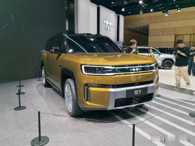 2026成都车展，方程豹展台这台钛9，真的给我留下很深印象 。

实打实的全尺寸