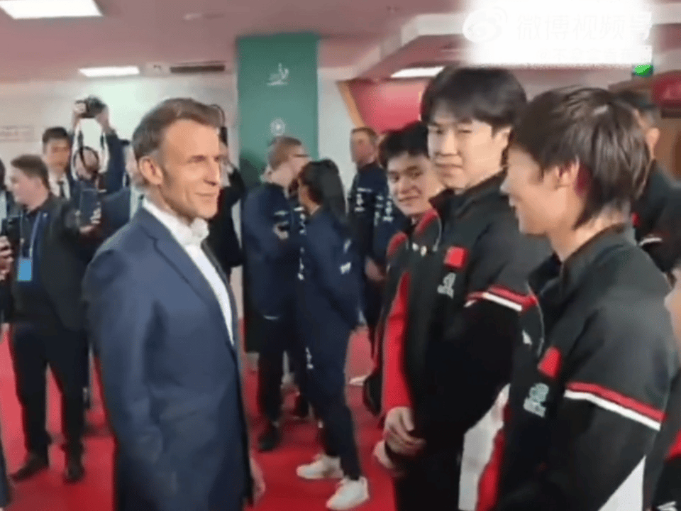 法国总统马克龙一直在喊莎莎给他发球[赞]

今天法国总统来找国乒运动员们打球了，