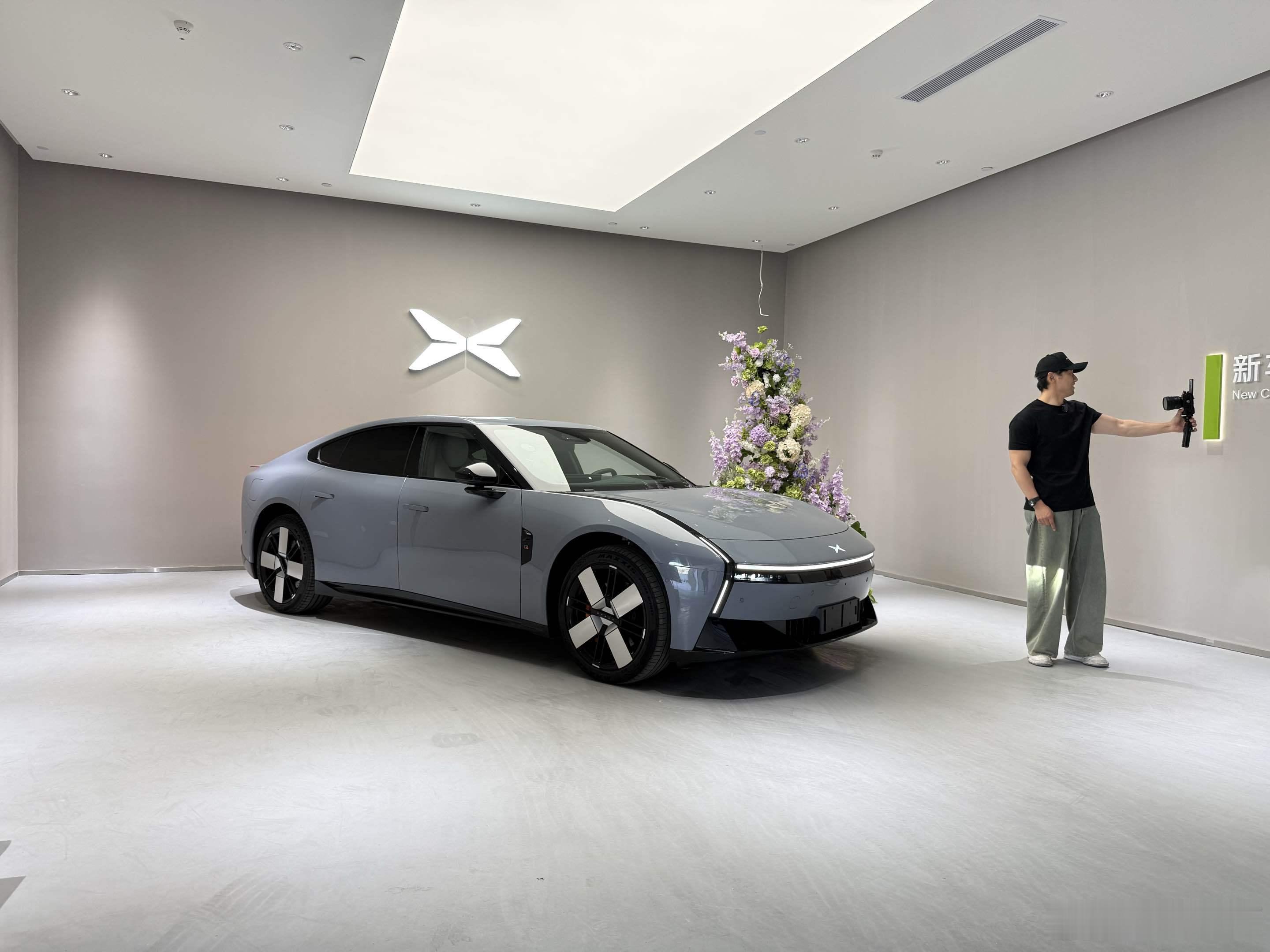 美食顶流乌啦啦喜提全新小鹏P7，从交付中心直奔猪脚饭。最强“探店利器”小鹏P7立