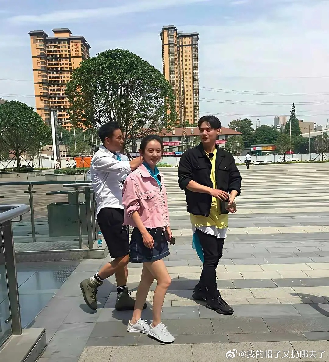 只认识任达华和赵丽颖，还有一位是谁？ 