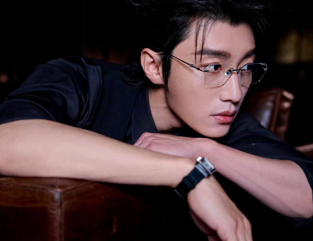 最近追《轧戏》，被代旭演的腹黑总裁裴轸狠狠圈粉了！金丝眼镜一戴，高冷范儿拉满，性