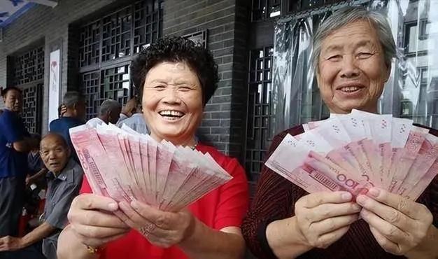 不卷了，回家啃老了！我辞职了，原因是我家里的四位老人退休金加起来比我几个月工资还