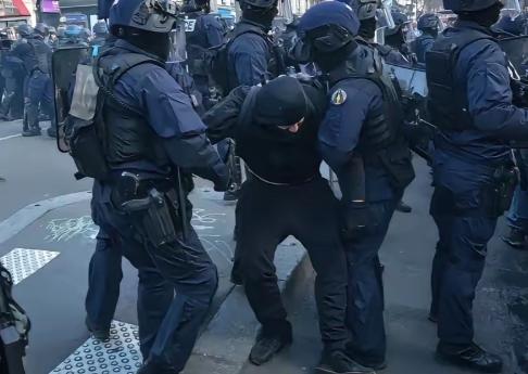 外国网友一针见血：这要是换成美国驻日大使馆，日本的这个“歹徒”很有可能就被打成“