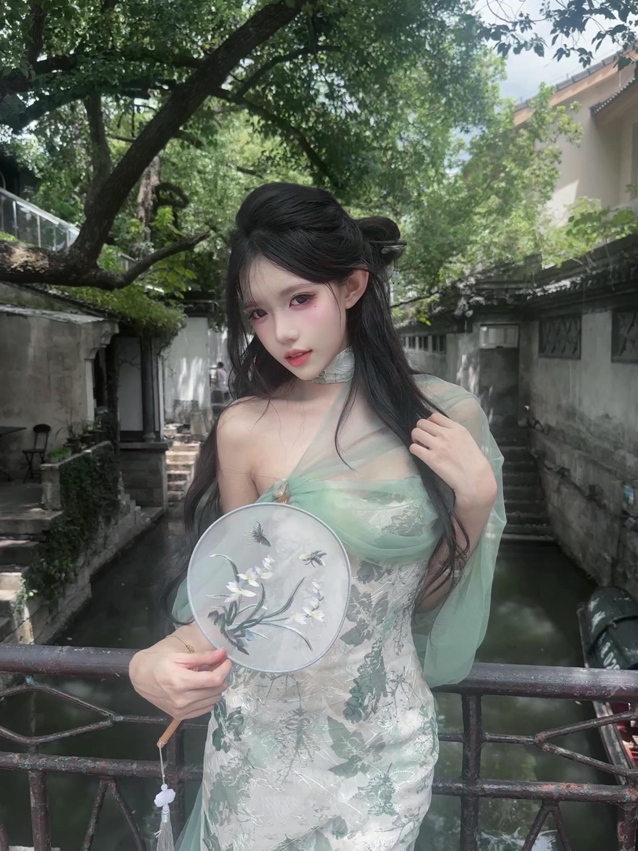 两个人不能一拜天地 倒是分别的时候谢了又谢祝了又祝