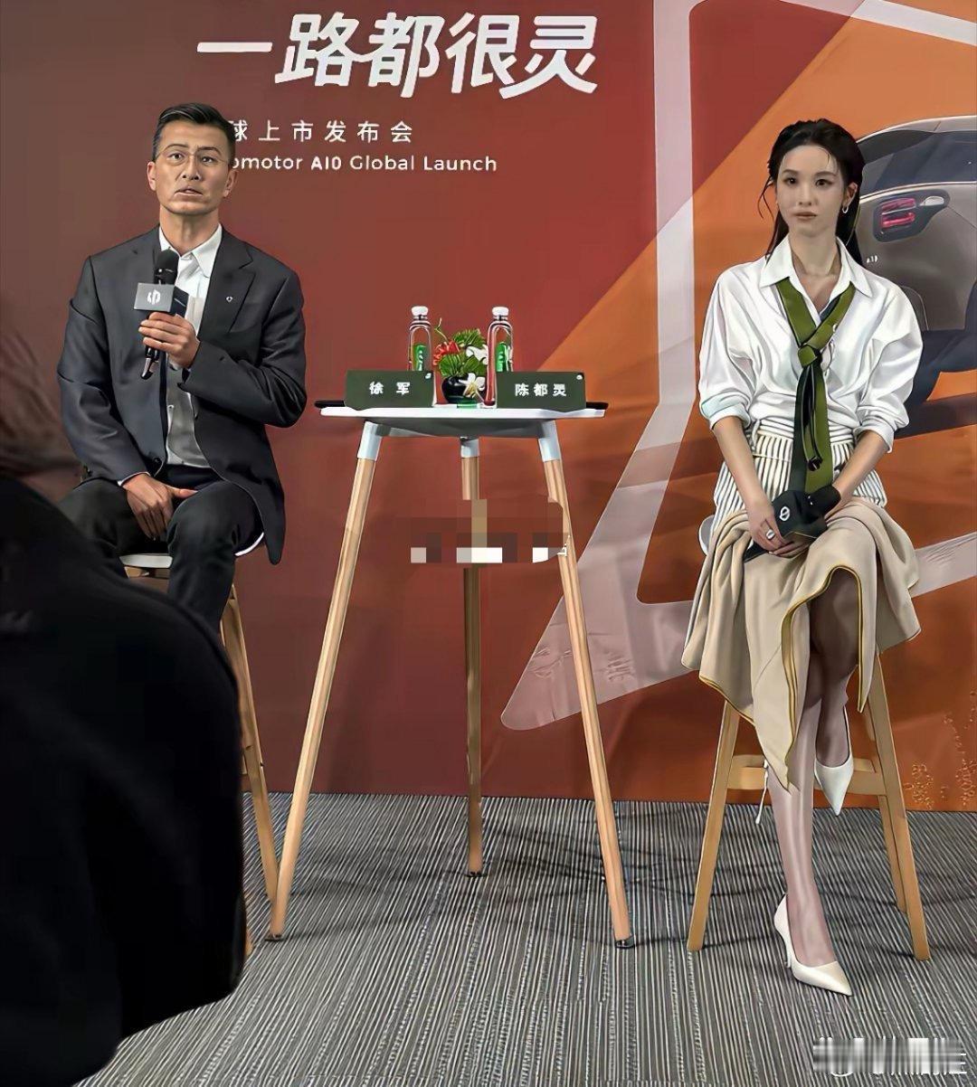 娱乐圈门槛不是谁都能踏进的，女明星的腿都很长，很细。 