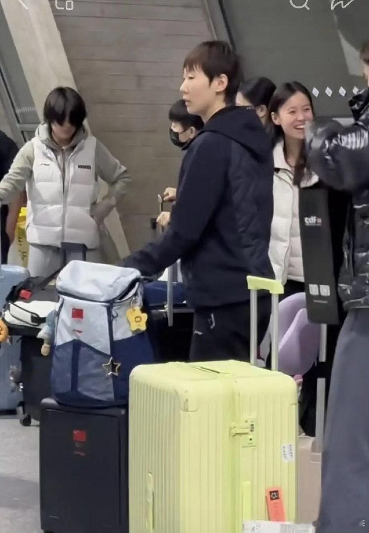国乒女队六朵金花已经落地法国了，王曼昱孙颖莎陈幸同带着蒯曼陈熠王艺迪，接下来就是