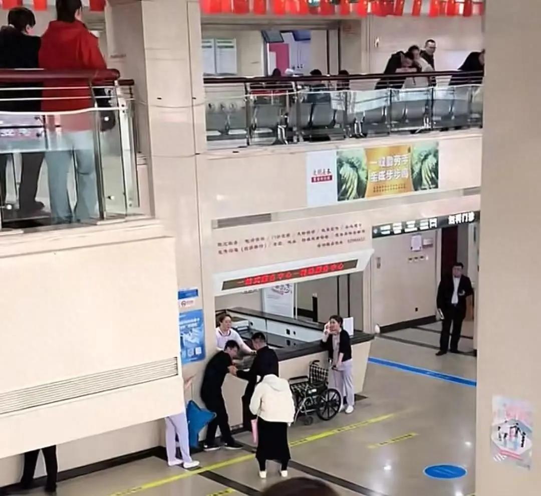 离谱！
3.28产检遇男医生，丈夫撞墙，到底谁有病？
今天这事儿直接炸了热搜！孕