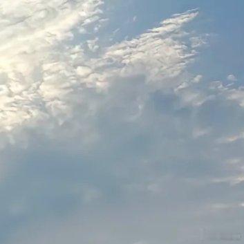 关于梦想抽屉最底层压着一把口琴，生锈了。你曾用它吹过一首不完整的曲子，在高中毕业