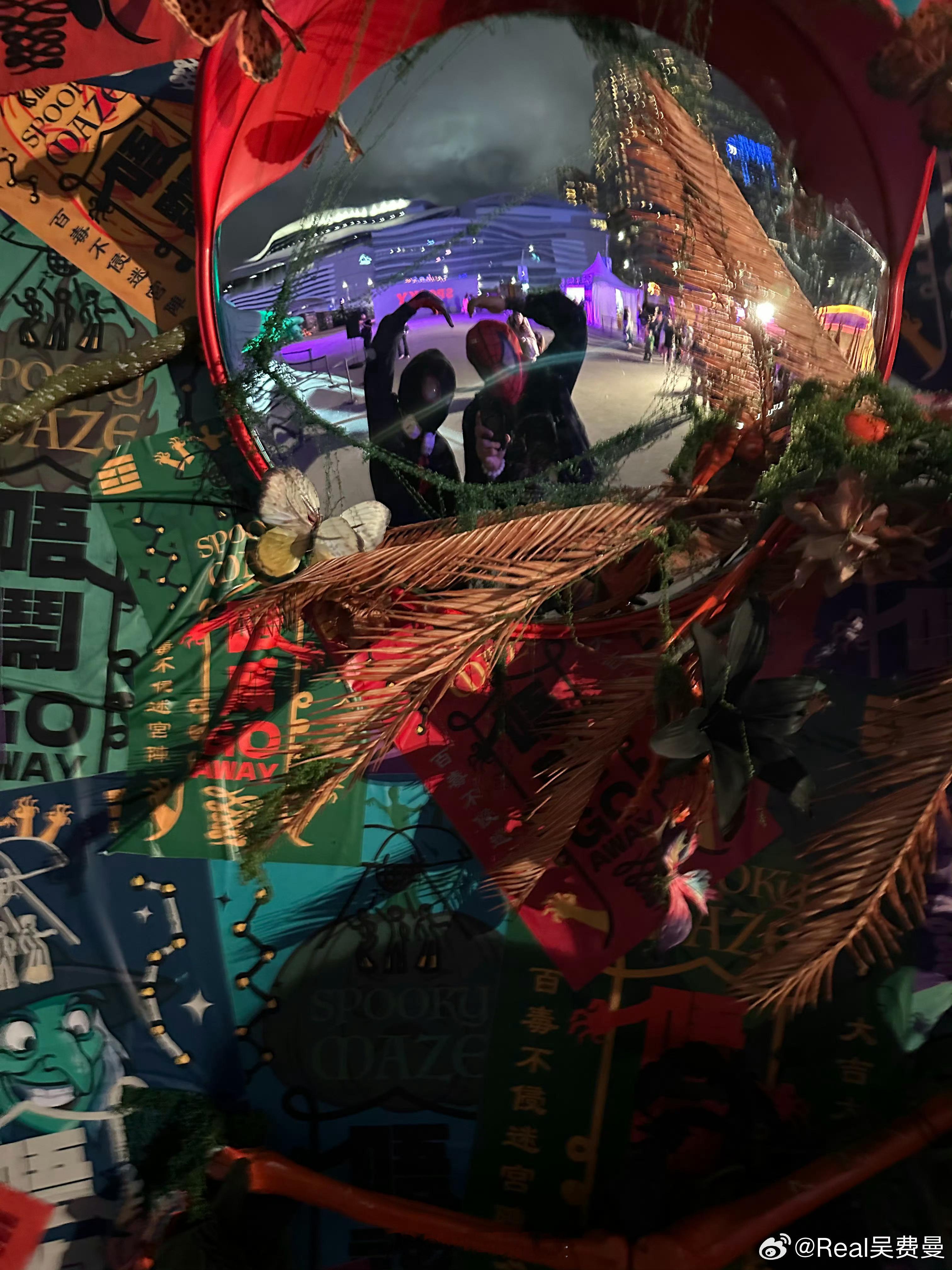 费曼杨阳洋万圣节聚会费曼杨阳洋比心合照 费曼杨阳洋万圣节聚会，比心合照好有爱[春