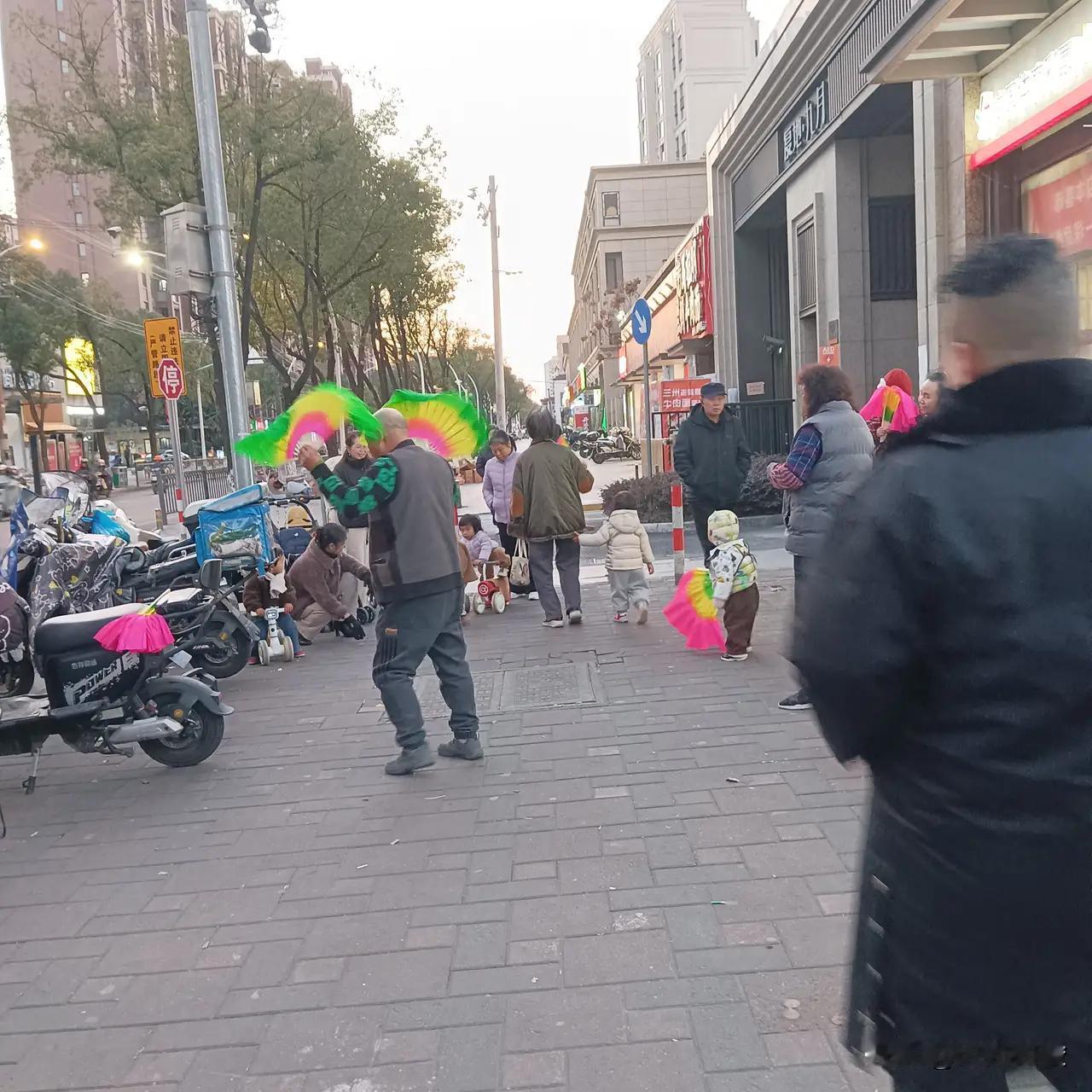 看这位大哥扭秧歌扭得真是带劲！他的每一个动作都充满了东北人的豪爽与热情，仿佛把整