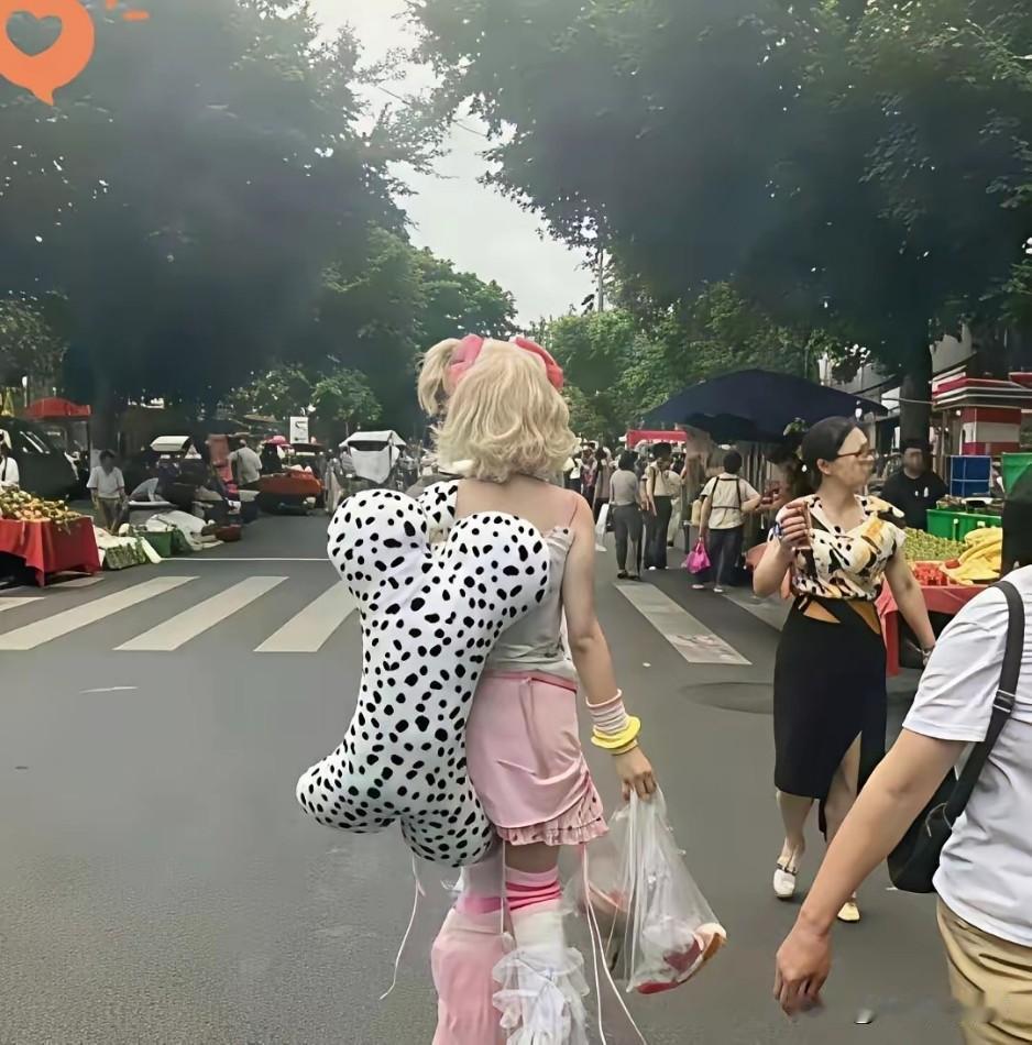 思维不在一个频道，老眼光不能看新事物，我们这个年纪的人只是看着不顺眼？
女孩自以
