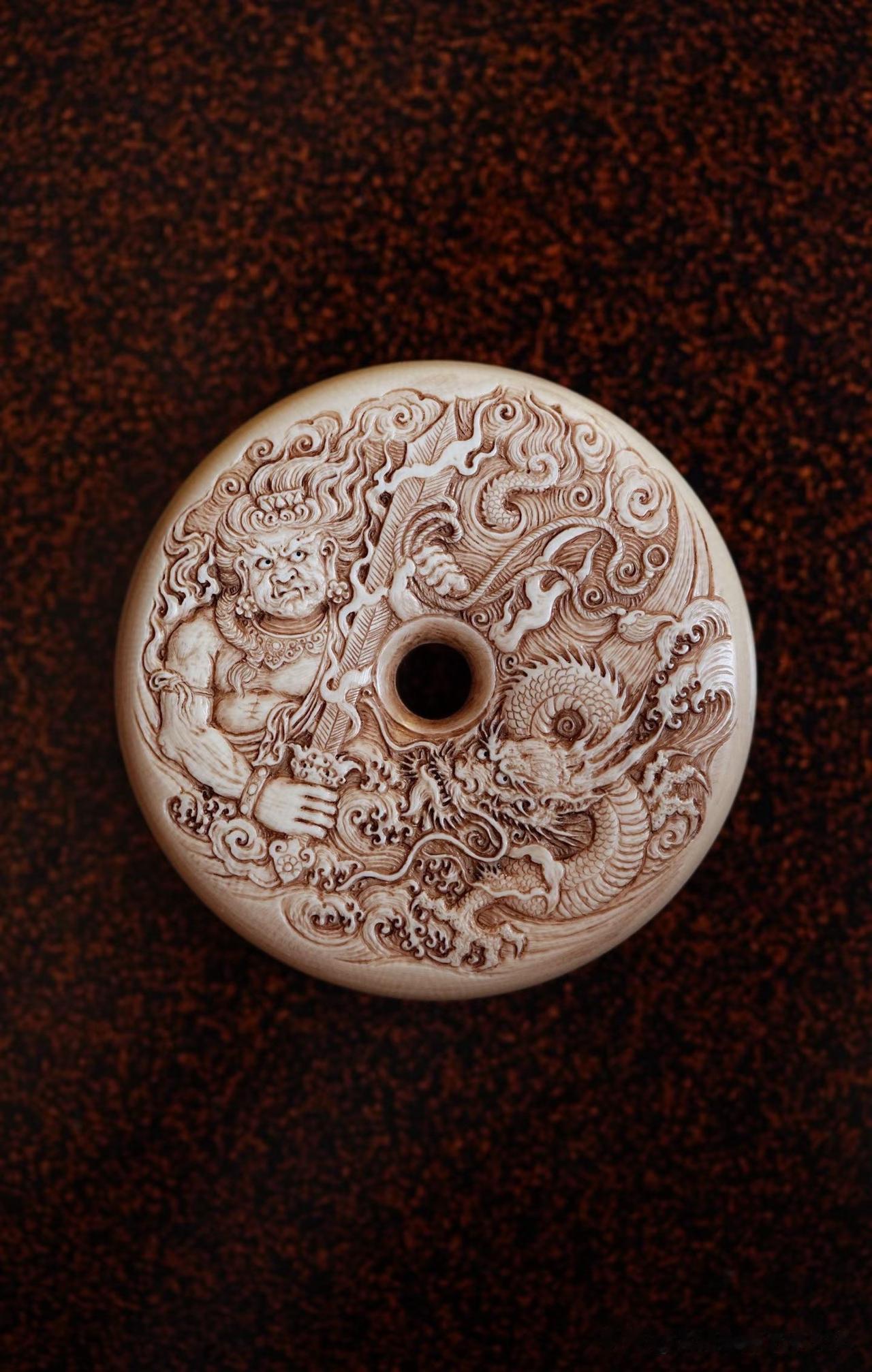 不动明王的魅力，不在慈和，而在坚定。

这一面猛犸圆牌，以万年岁月沉淀的温润质感