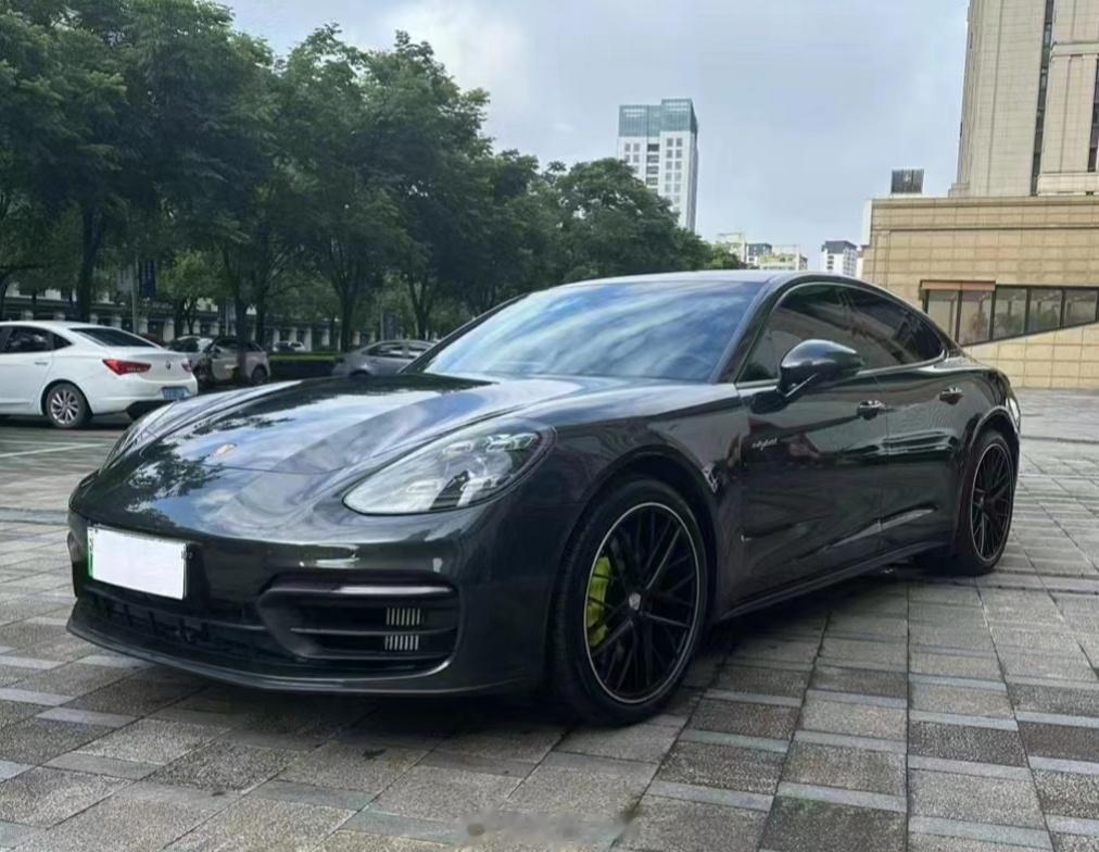 保时捷 Panamera 4 E-Hybrid 火山灰/黑红[酷]去年3月上牌，