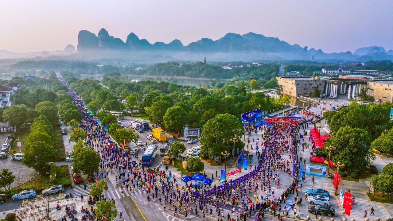 今天龙虎山马拉松赛，那山光水色配上奔跑的身影，想想都热血沸腾！无论成绩如何，能在