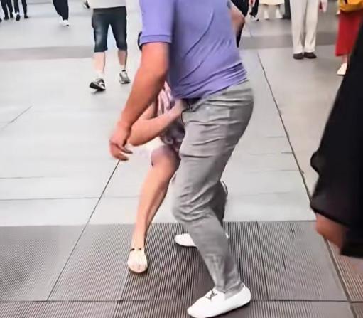 浙江乐清，女子与前男友分手后，难以释怀跑到前男友家中吵闹。女子前男友不堪其扰选择