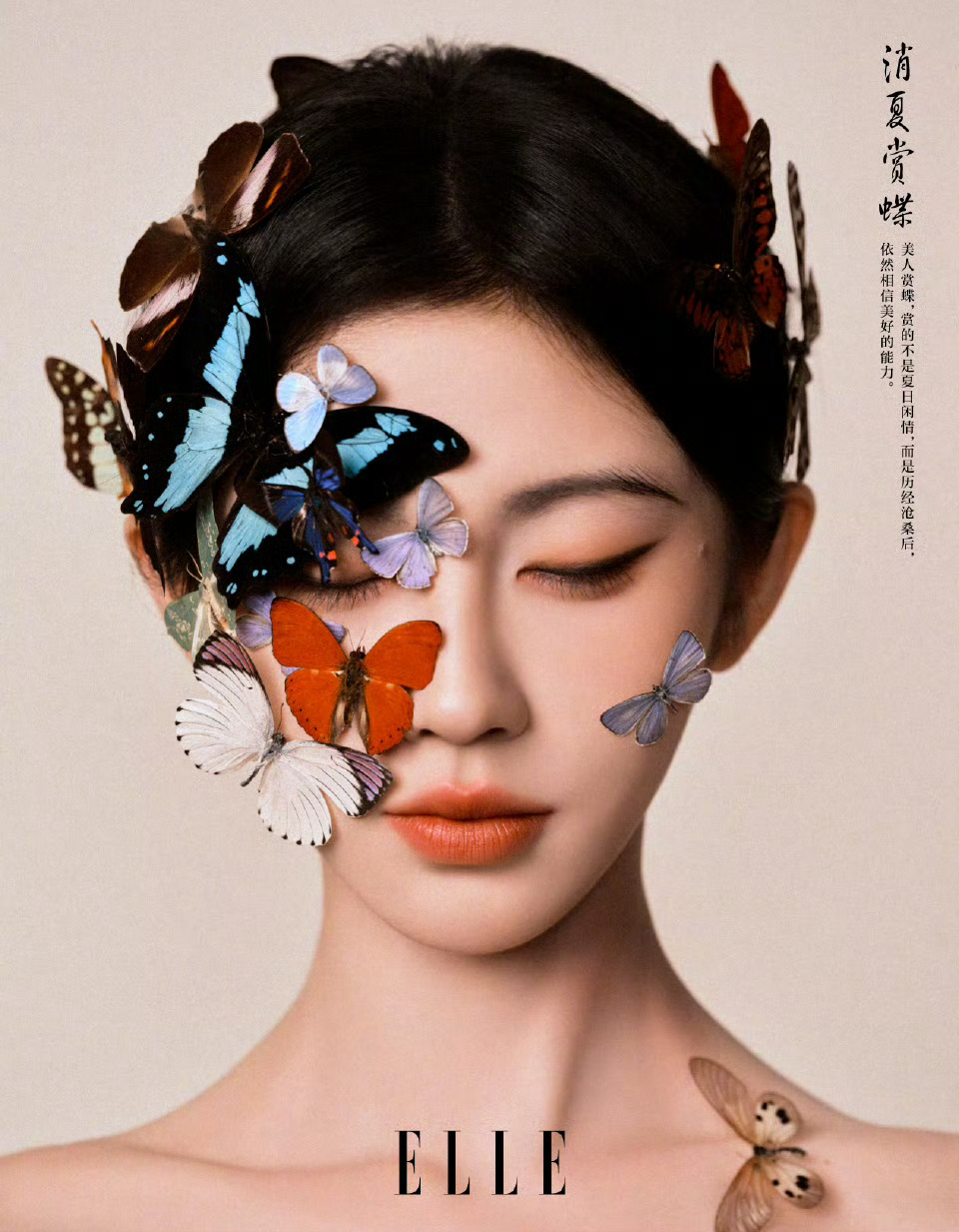 ELLE China 四月刊封面大片，在摄影师张嘉诚的镜头下，鞠婧祎以美人之姿诠