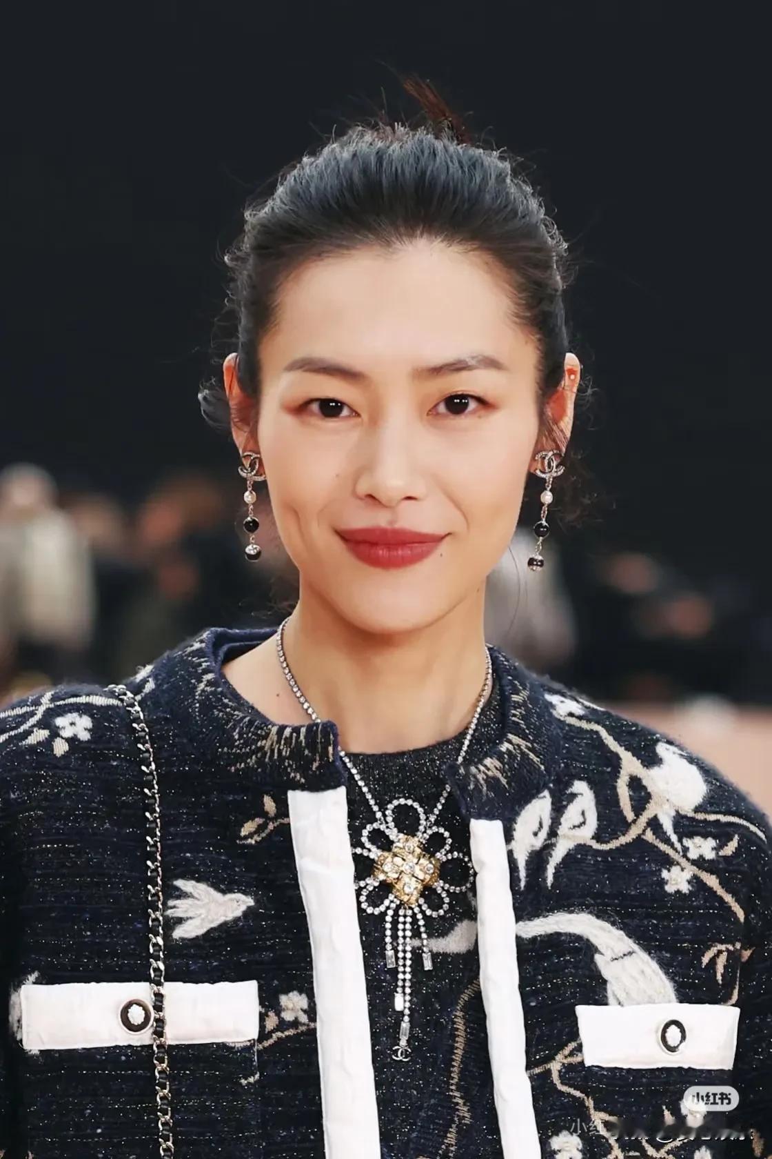 刘雯回归香奈儿头排看秀 ✨
香奈儿品牌形象大使超模刘雯 现身CHANEL F/W