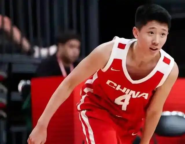 [微风]连郭艾伦、丁彦雨航都对他点头认可，16岁张宇辰顶着“中国库里”名号跻身国