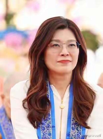 郑丽文即将访美14天，行前高调宣称“不需要美国是不可能的”。这位国民党主席一边展