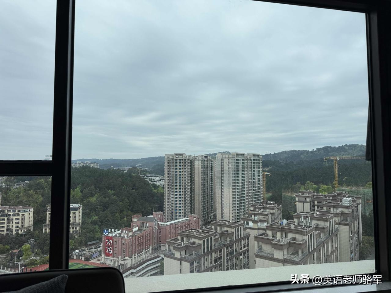 城市天际线，云雾缭绕，静谧而悠远。