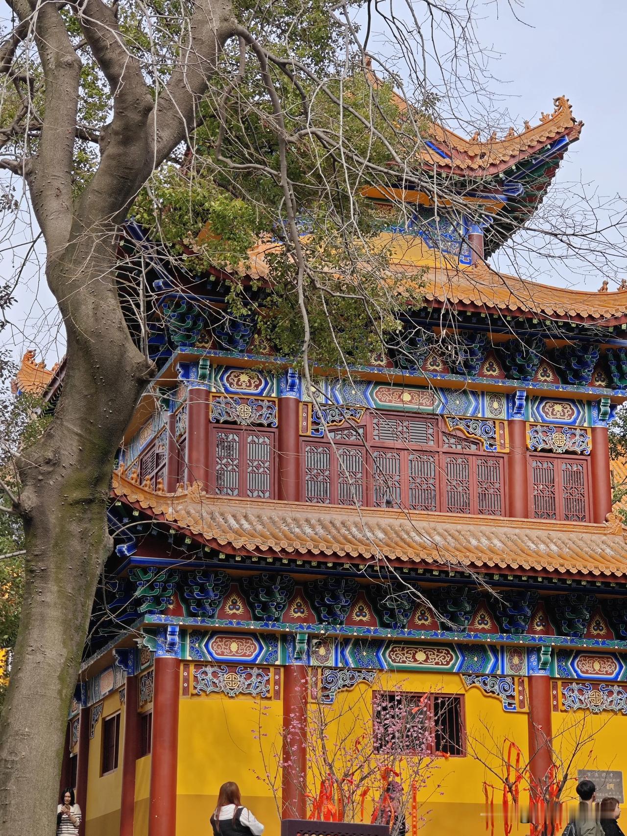 正月初五来武汉宝通寺拜财神，天气很好，游客络绎不绝，香火也很旺。今天恰逢是情人节