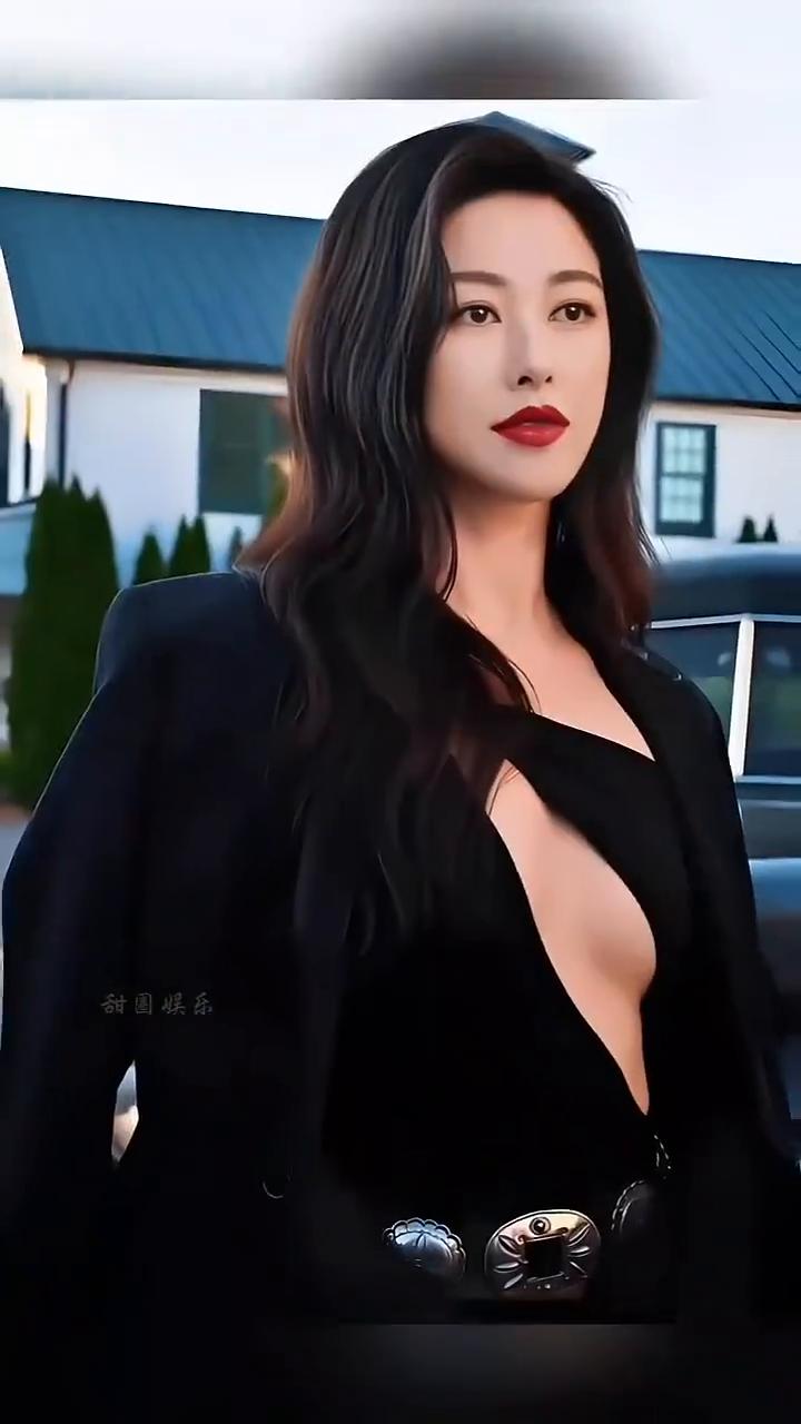 十年稳居全球最美榜单的"京圈名媛"朱珠，曾恋过法拉利总裁转身下嫁邻居王的佳，与清