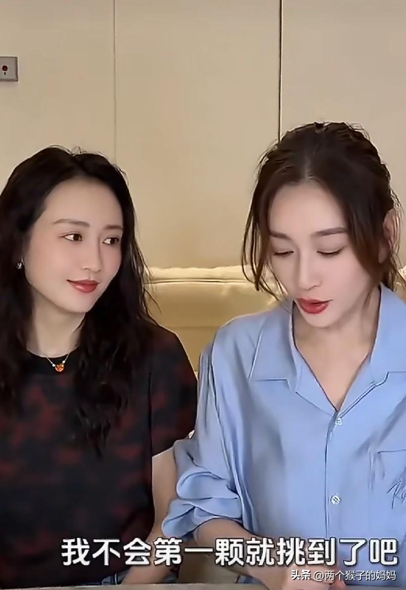 同病相怜的女人凑到一起，真的有唠不完的梗和乐子。
李小冉之前离婚找闺蜜疗伤，拉着