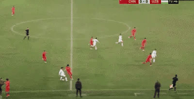 打完越南就已经站上了风口浪尖，这场上来没几分钟又给自己加戏。我原本觉得他打中后卫