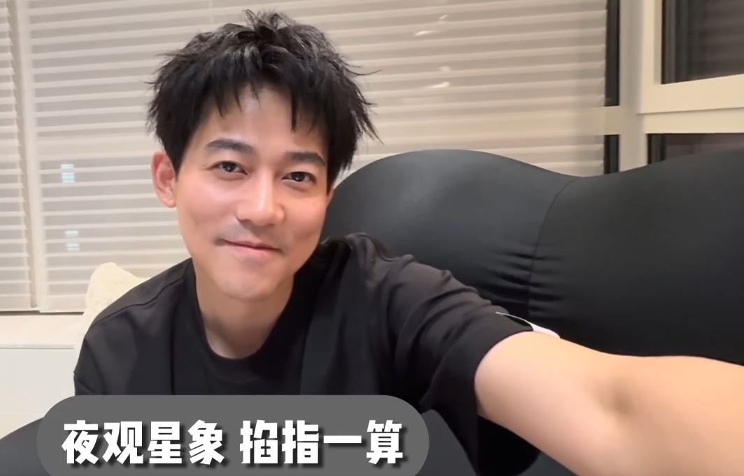 妈呀，我怀疑他开的自拍模式在欣赏自己的美貌 