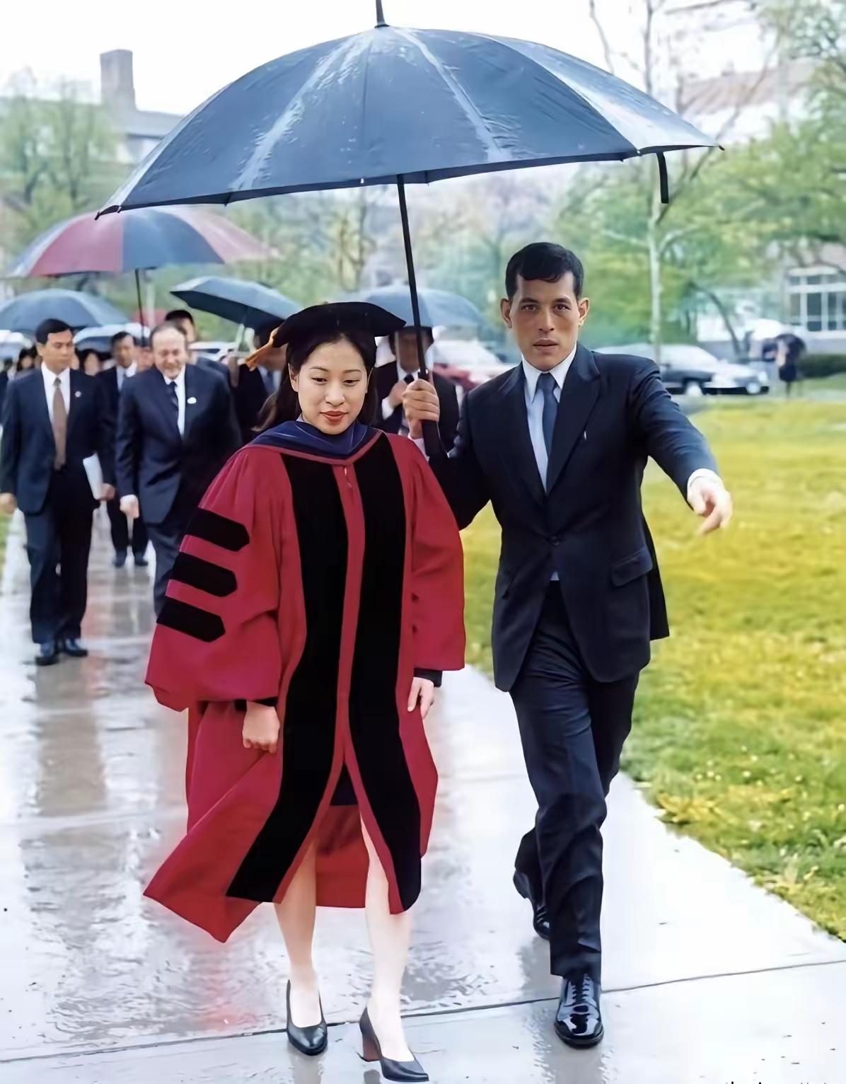 当年公主博士毕业典礼上的一幕。
当时身为王储的老爹，亲自为女儿撑伞，走过人来人往