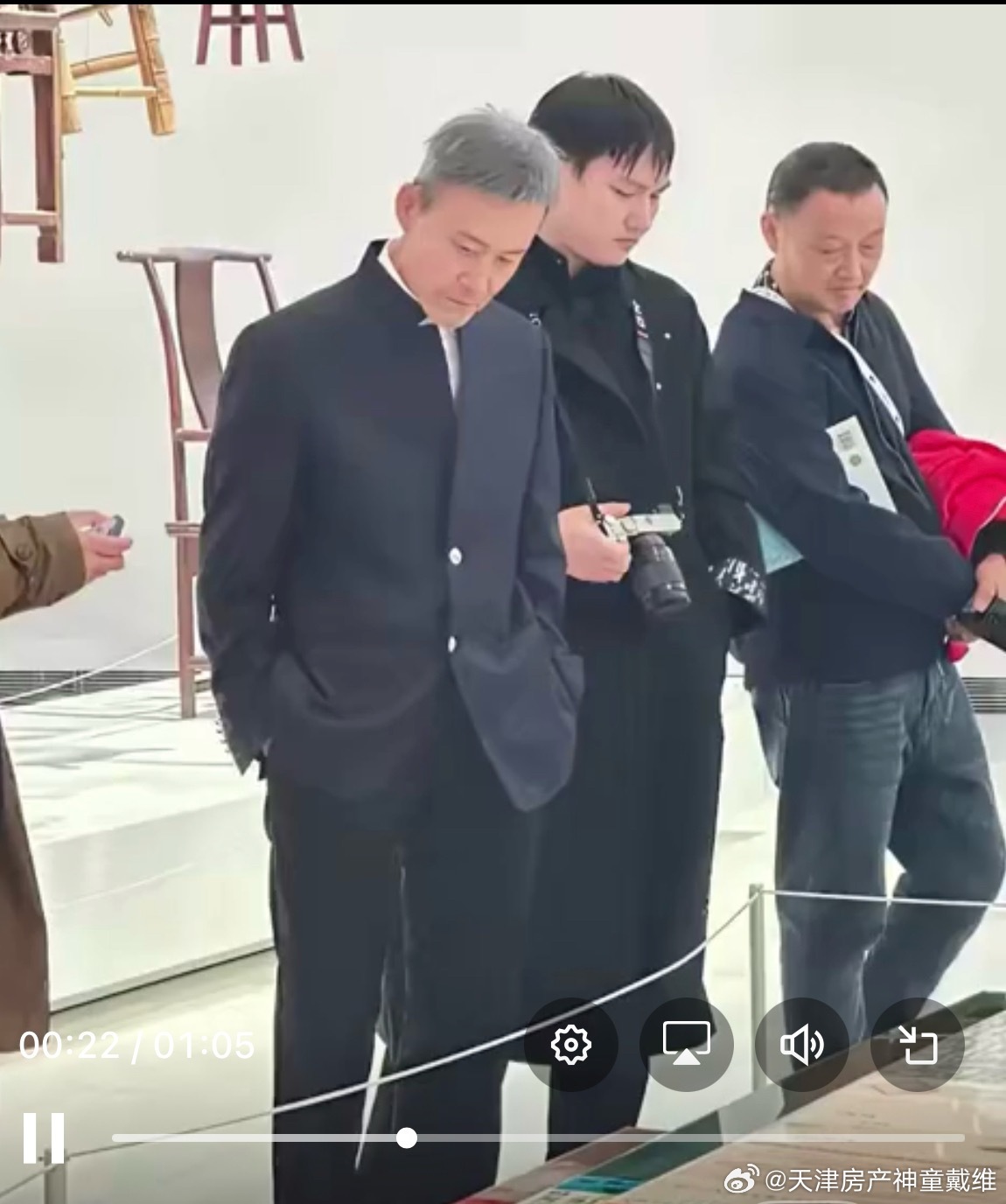 王石在深圳看展 