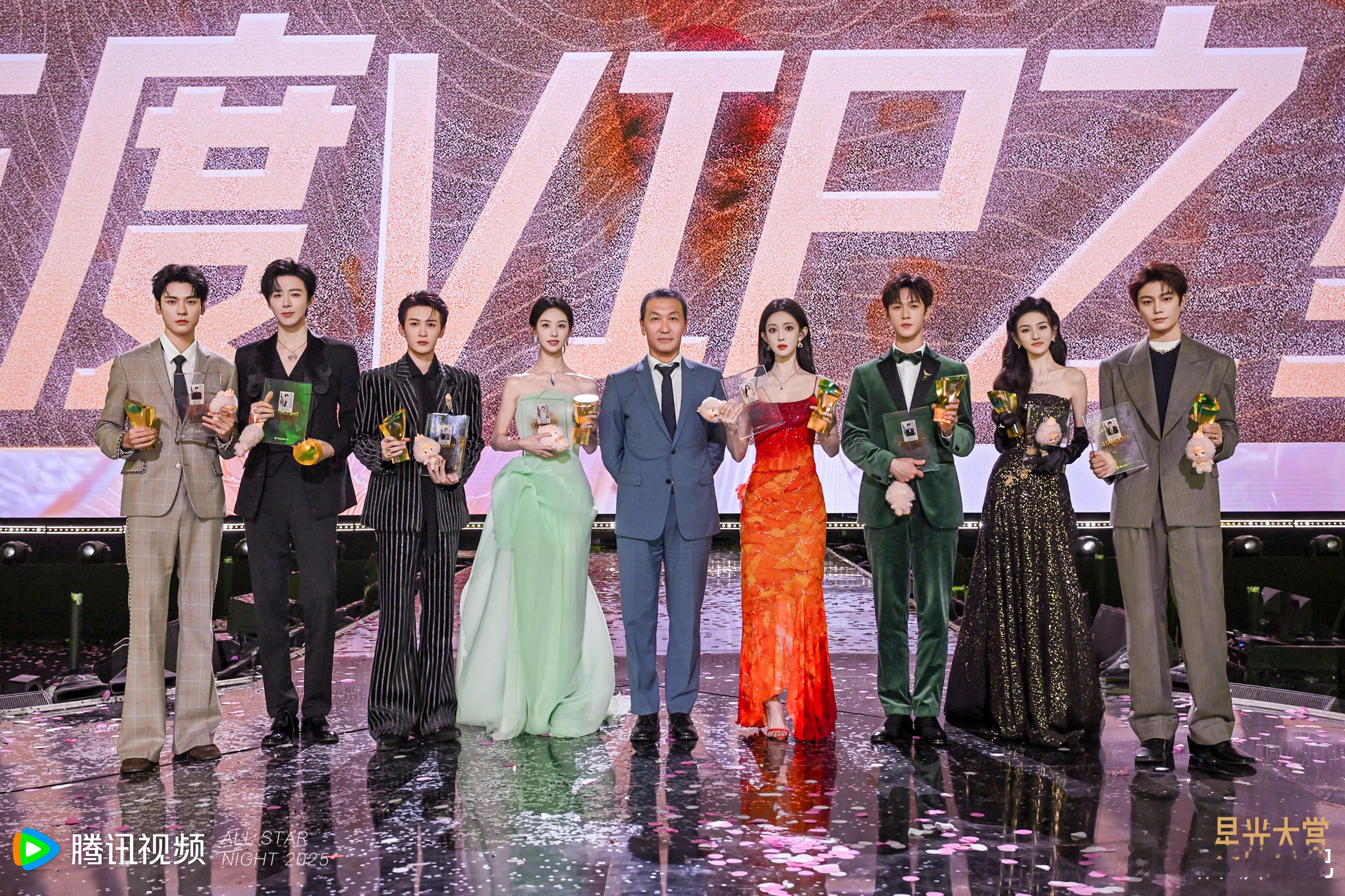 星光大赏vip之星合照来了 陈都灵 丁禹兮 龚俊 李昀锐 刘宇宁 孟子义 宋祖儿