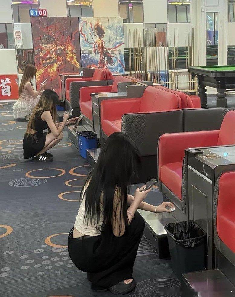 有没有老哥懂这个？研究了半天也不知道她们在干嘛？这是什么赛道？ ​​​