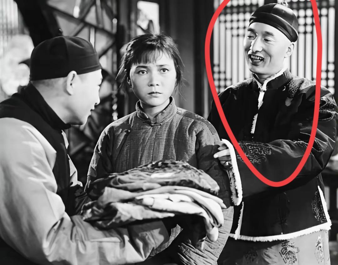三个人在讨论一堆布。这个图片太经典了，谁出演的还记得吗？三位人物在讨论什么？很经