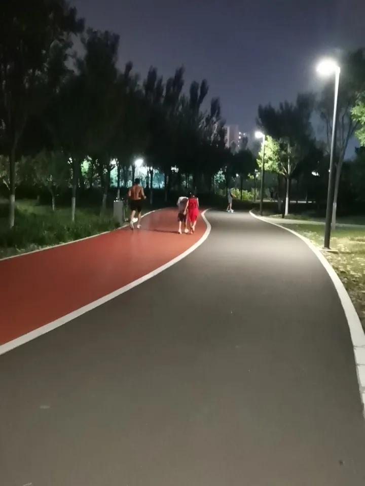 今天老伴告诉我，这个周末他要开学上班啦。看他有点儿小兴奋的样子，我有些失落。
一