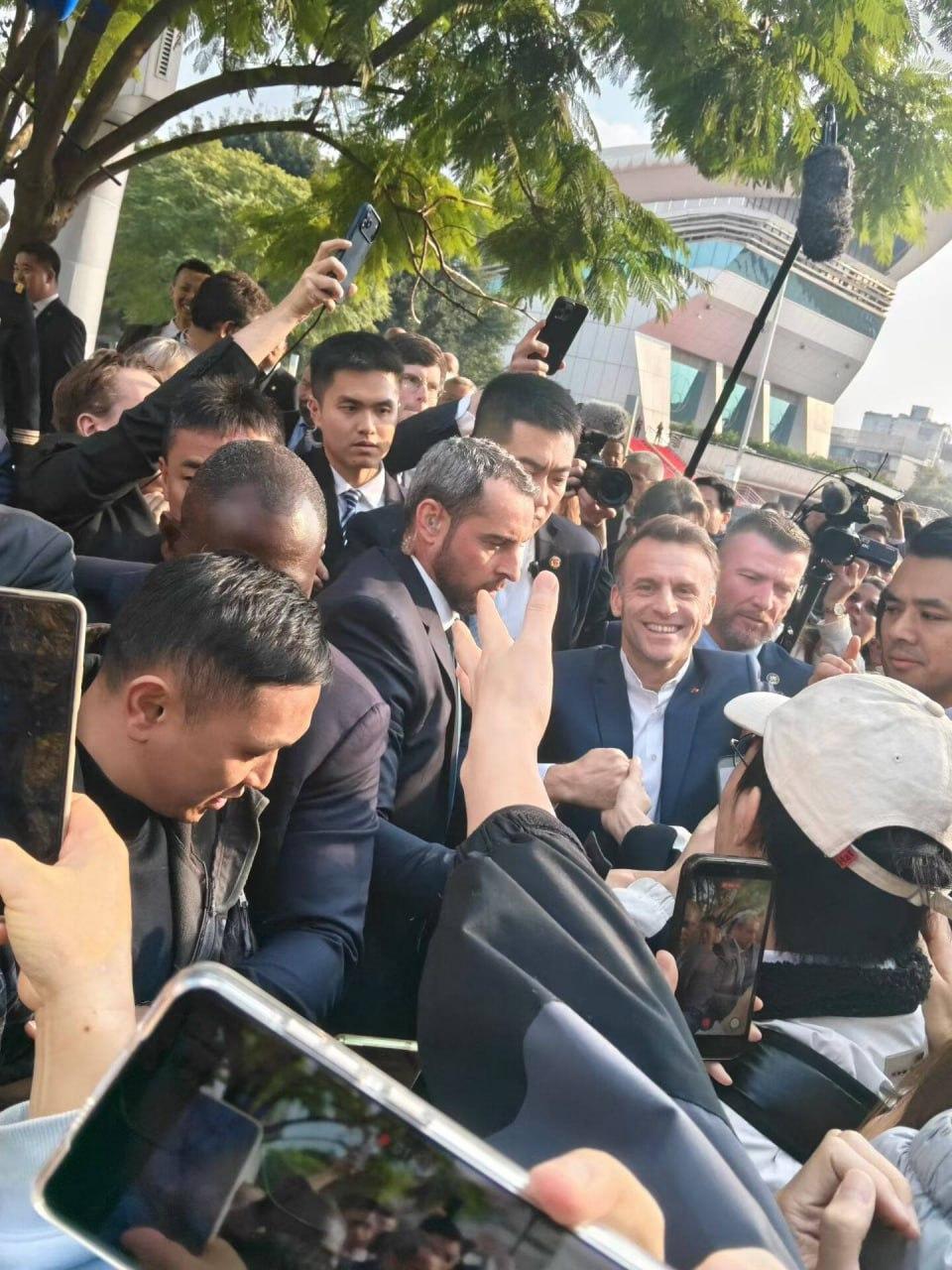 🔻朋友圈看到的。🔻不知道他是不是又想起当年广州了。马克龙成都晨跑和路人打招呼