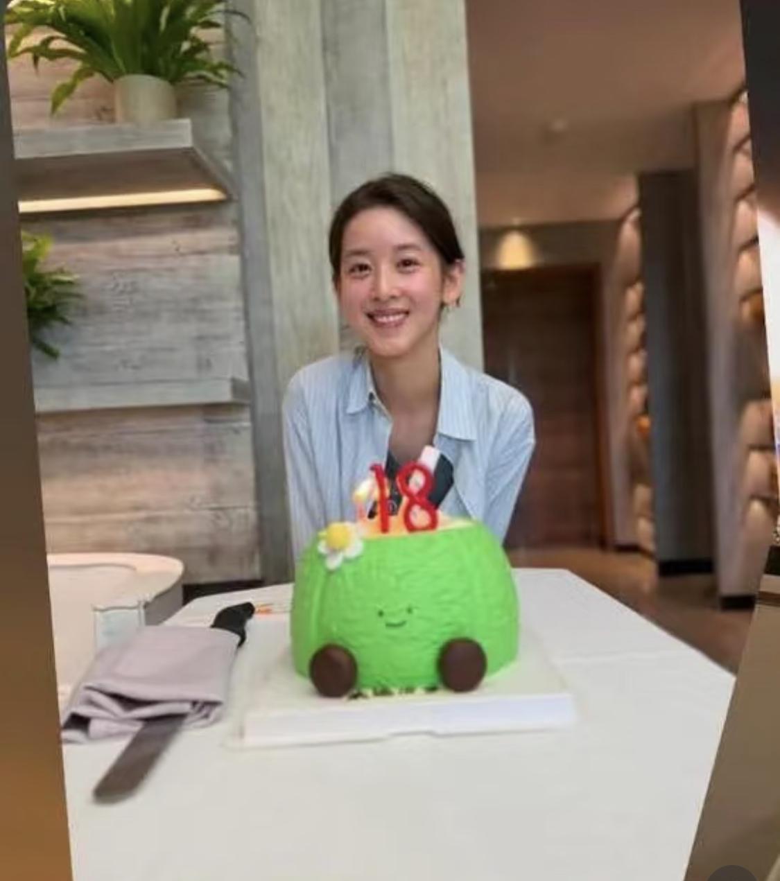 章泽天真是年轻，才32岁，感觉成名很久了，结果人家是93年的，已经走到了人生巅峰